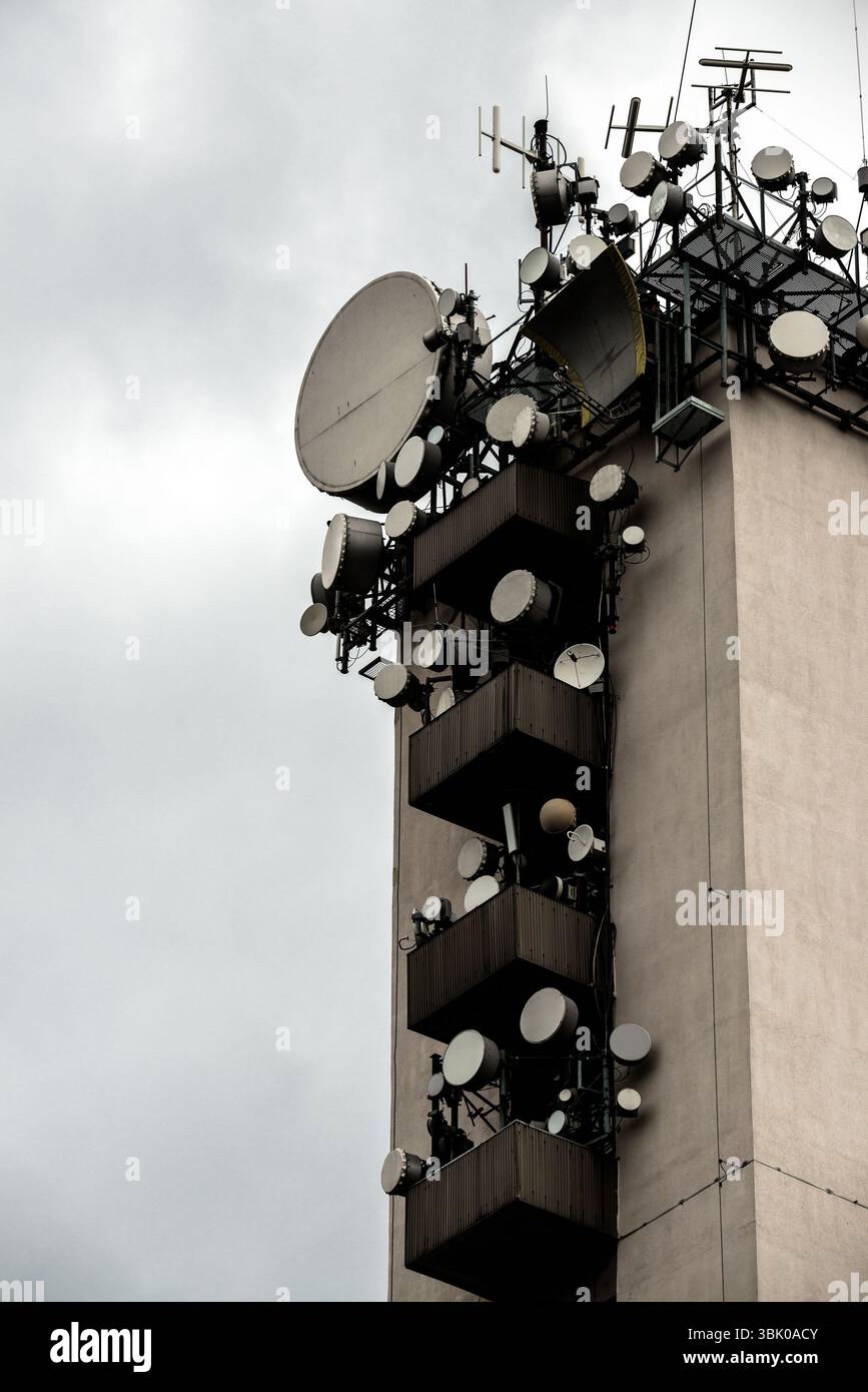 Großen Funkturm gegen düsteren Himmel Stockfoto