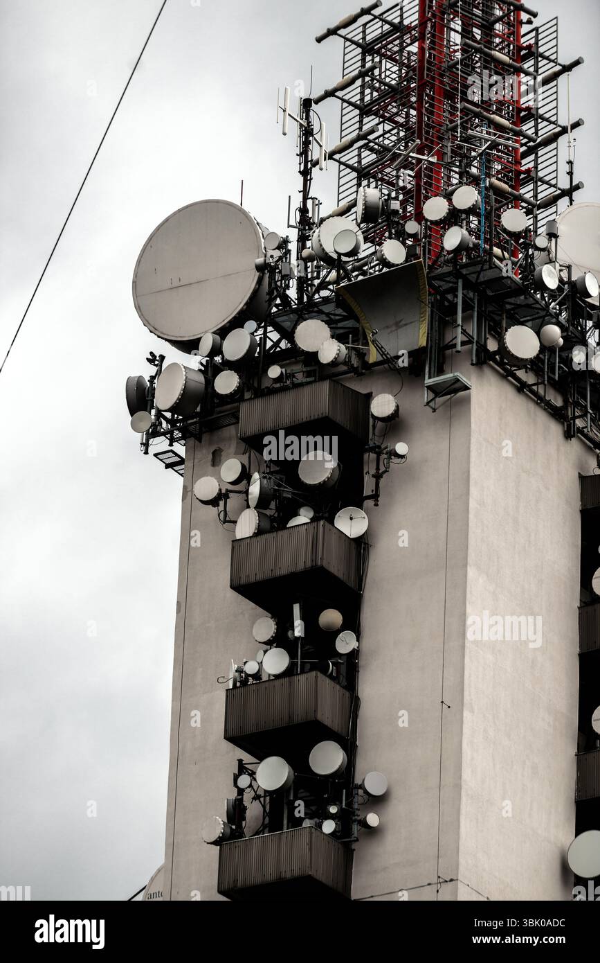 Großer Kommunikationsturm vor dunklem bewölktem Himmel Stockfoto