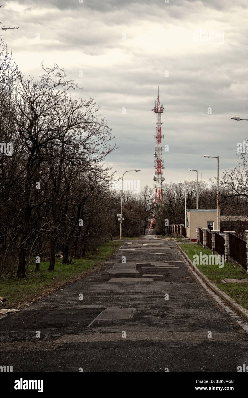 Großen Funkturm gegen düsteren Himmel Stockfoto