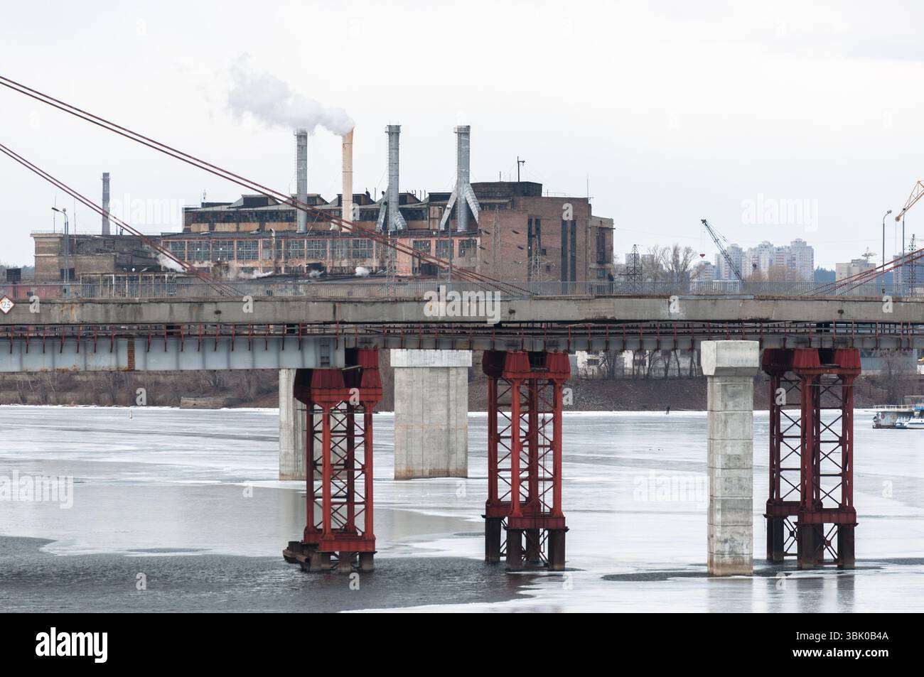 Großer Industriekamin mitten in der Stadt Stockfoto