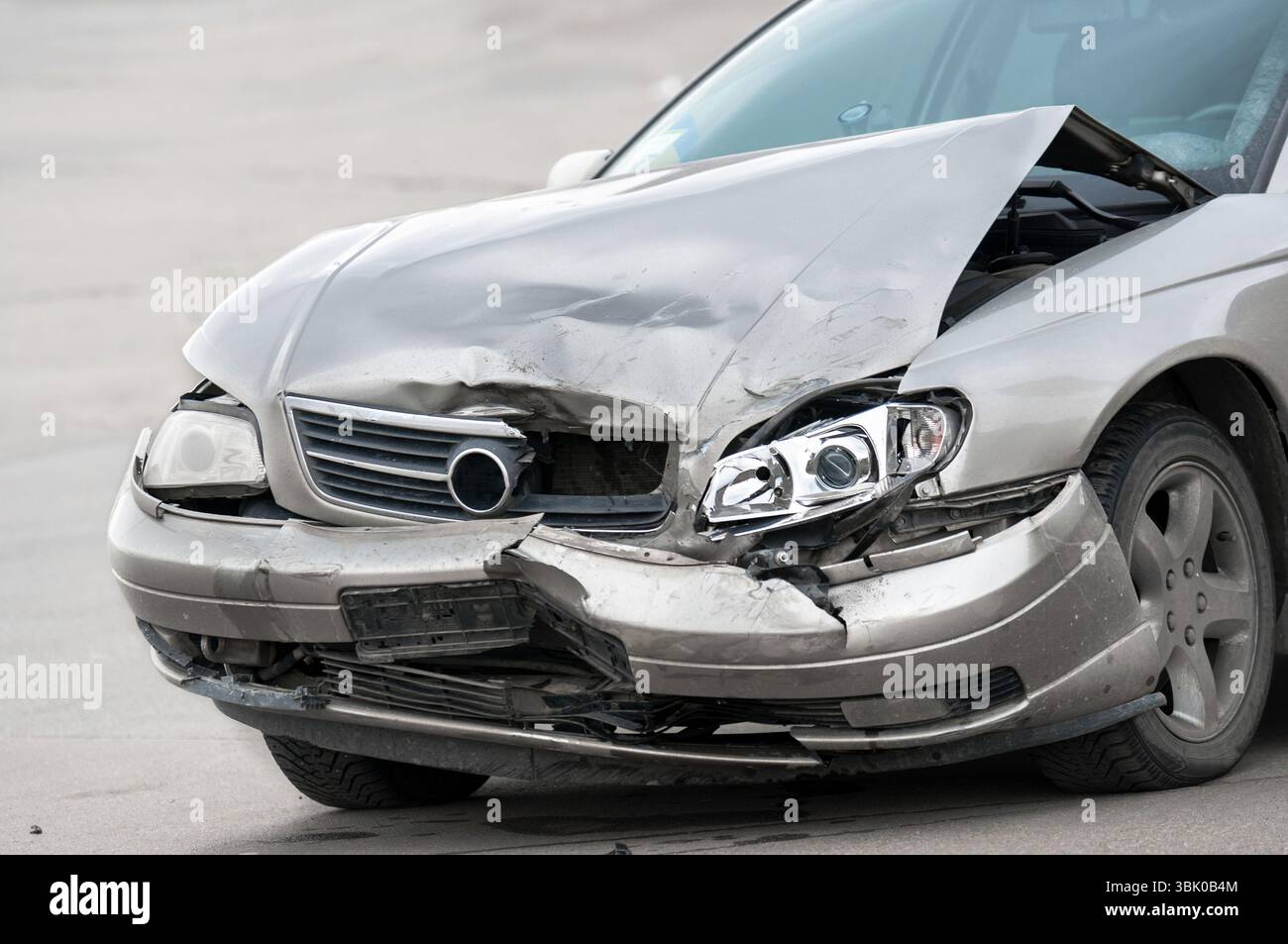 Beschädigtes Auto auf der Straße Nahaufnahme Stockfoto