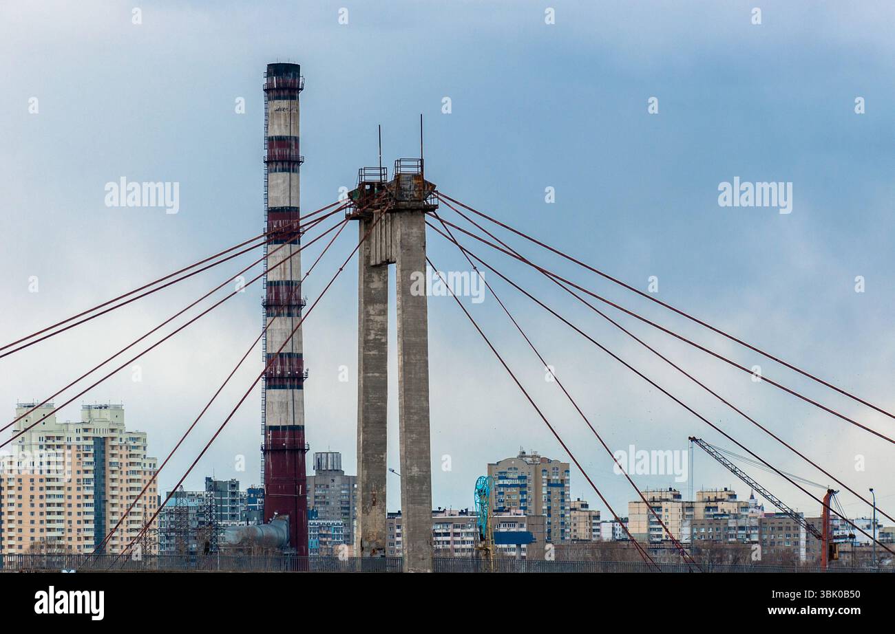 Großer Industriekamin mitten in der Stadt Stockfoto