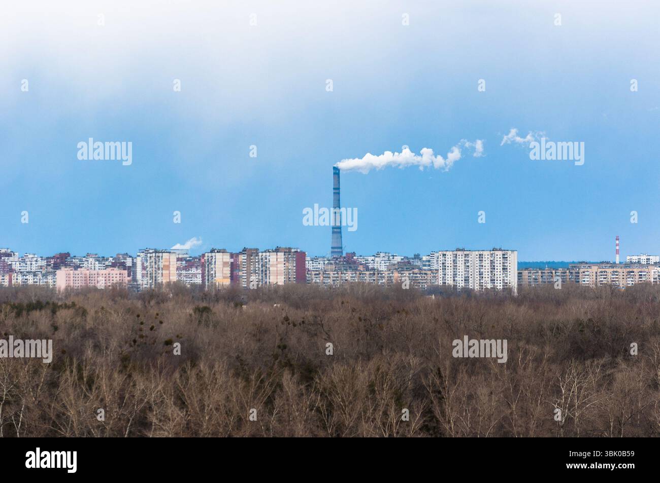 Großer Kamin mitten in einer Stadt mit Himmel Stockfoto