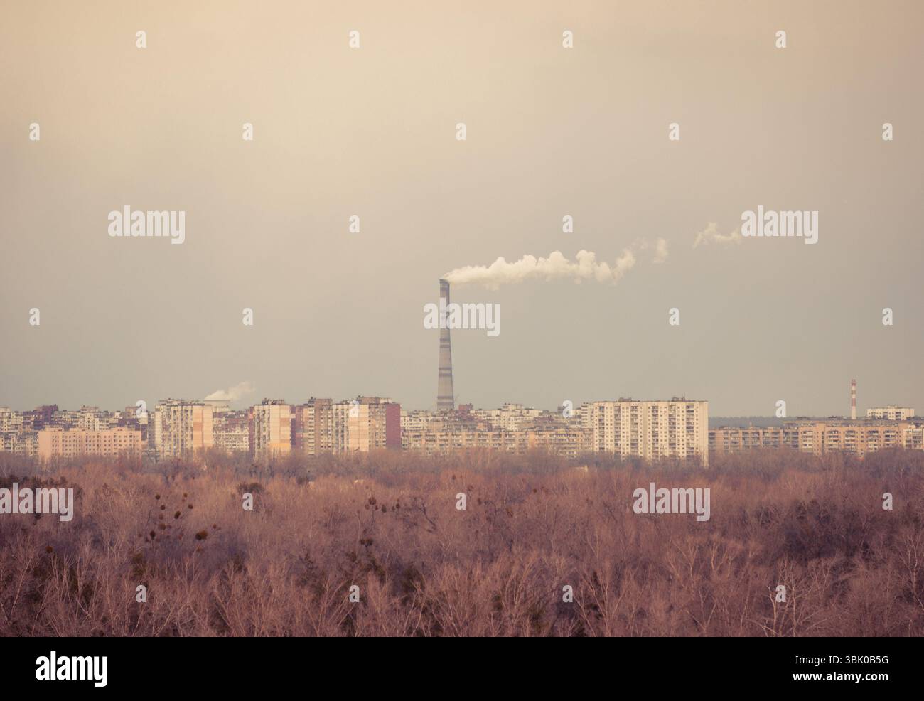 Großer Kamin mitten in einer Stadt mit Himmel Stockfoto
