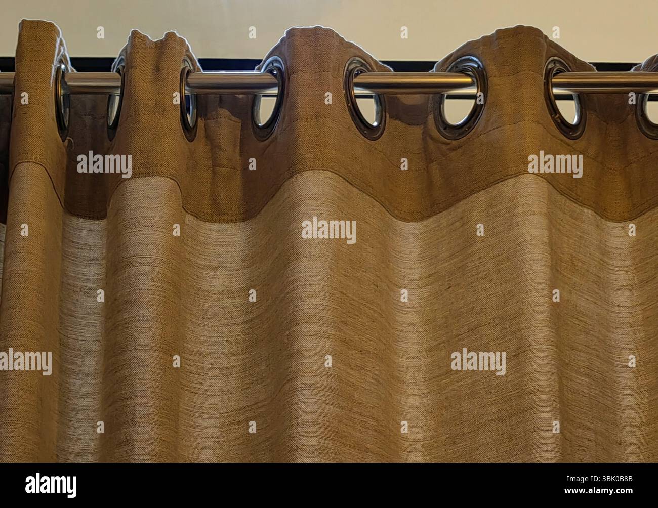 Vorhangdetails und Bar im Ankleideraum – Nahaufnahme Innenansicht Stockfoto