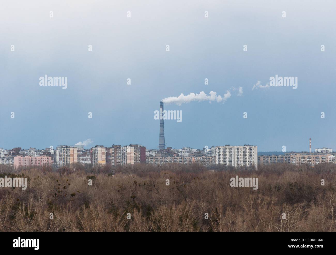 Großer Kamin mitten in einer Stadt mit Himmel Stockfoto