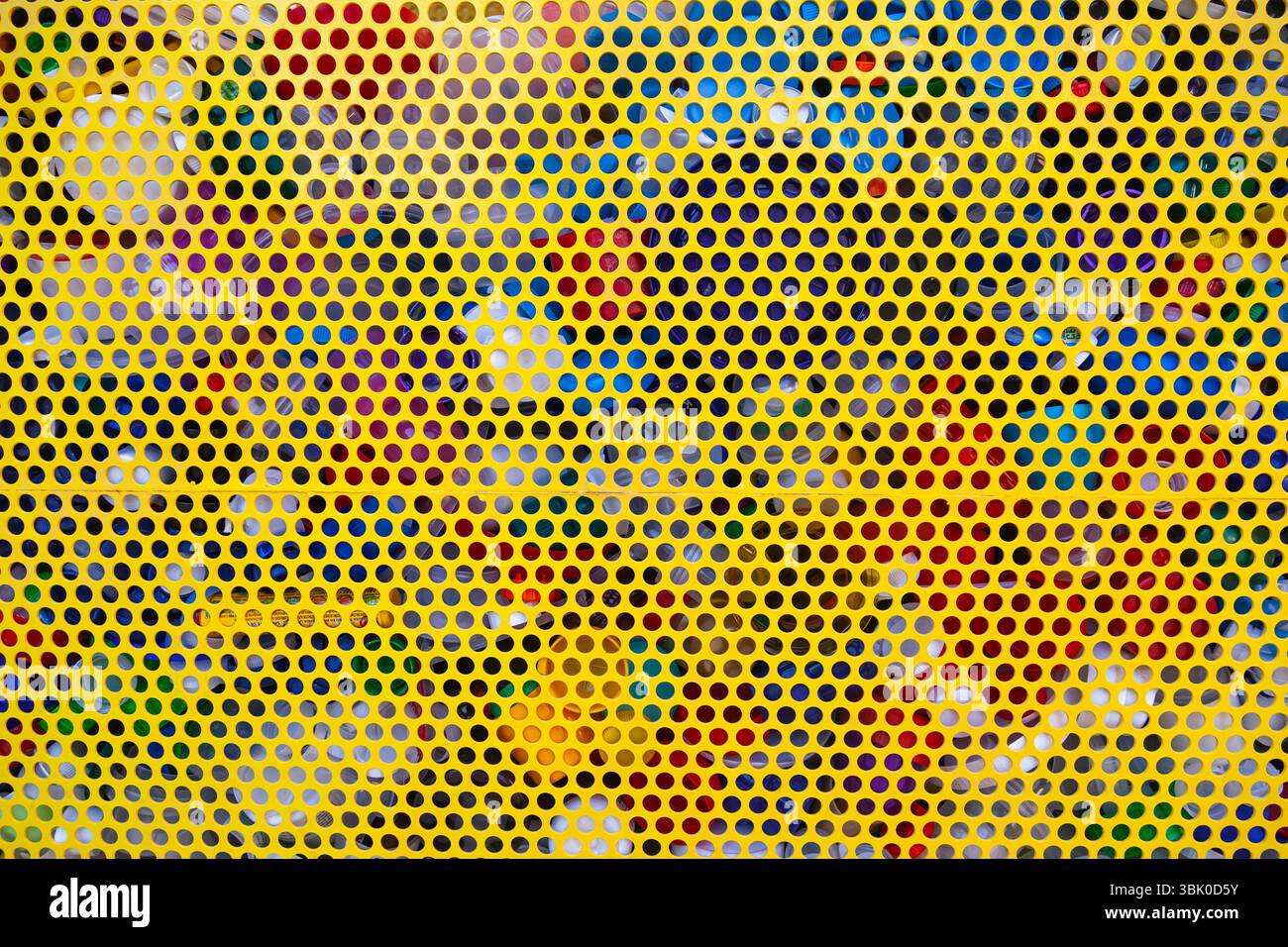 Gelber Netzbehälter mit Kunststoffabfall, Nahaufnahme. Stockfoto