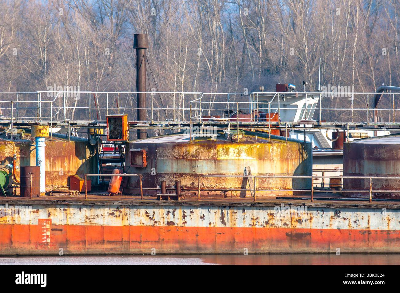 Teil einer Industrieanlage am Ufer eines Flusses im Winter Stockfoto