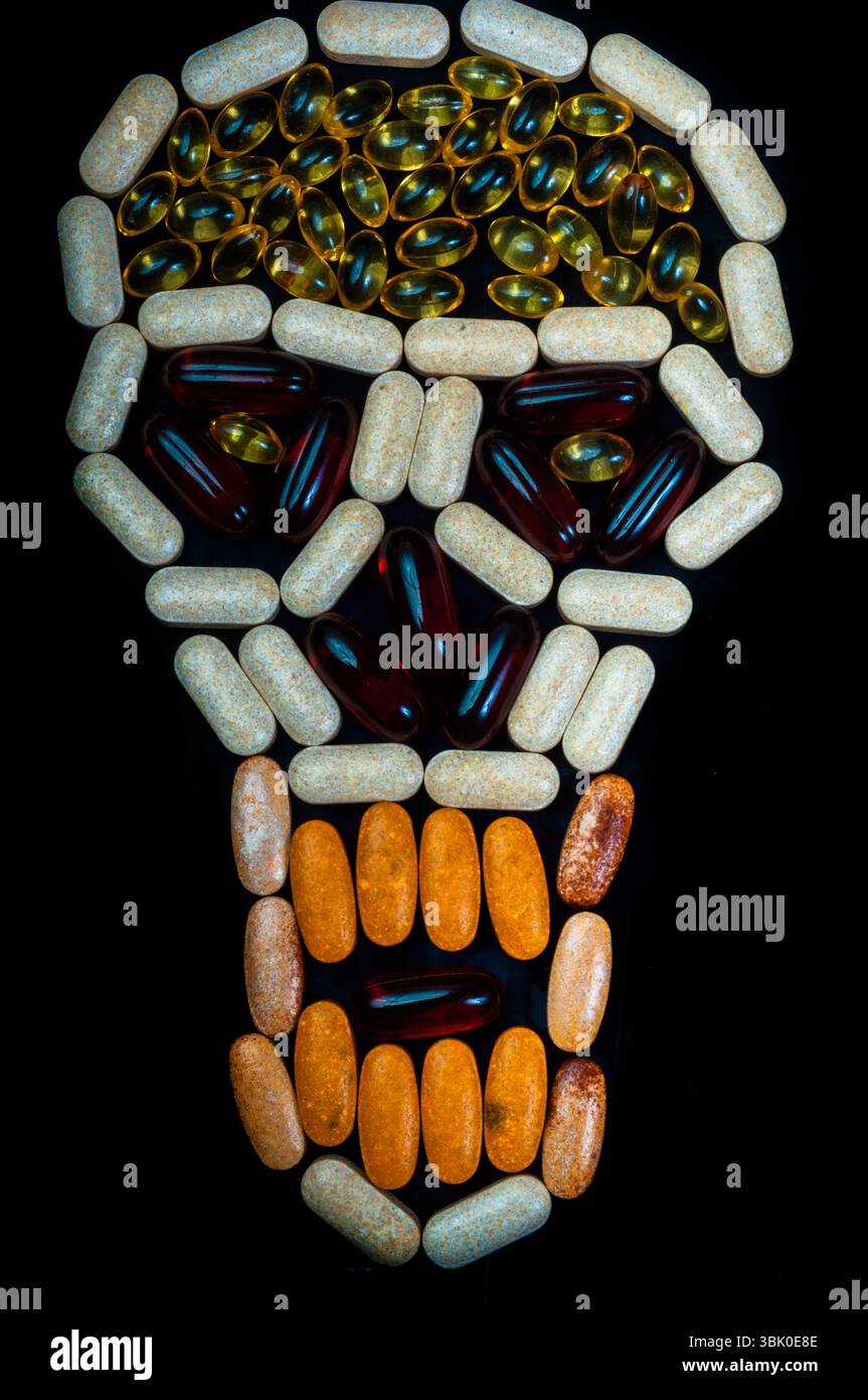 Nahaufnahme von einigen Medikamenten in Schädelform Stockfoto