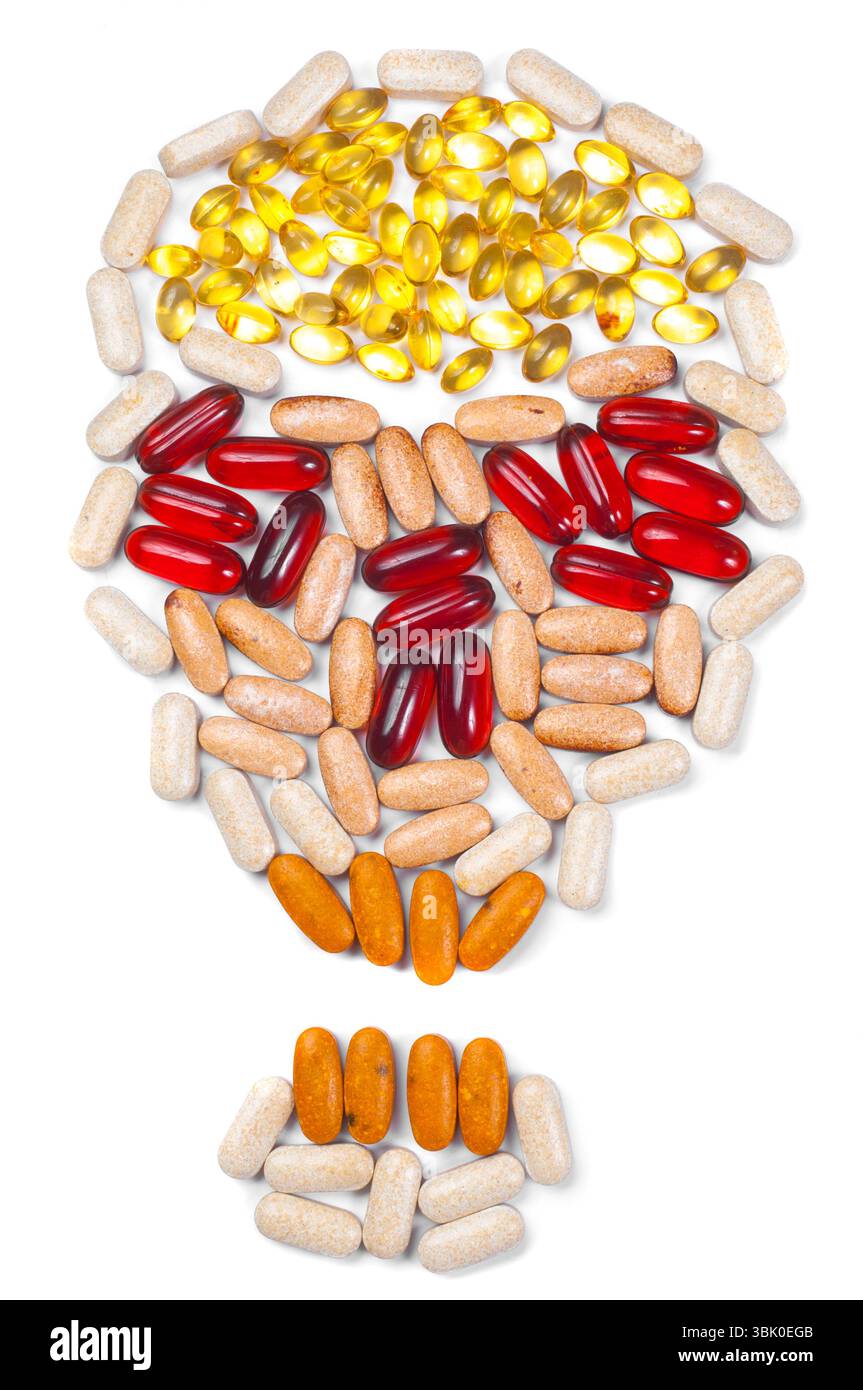 Nahaufnahme von einigen Medikamenten in Schädelform Stockfoto