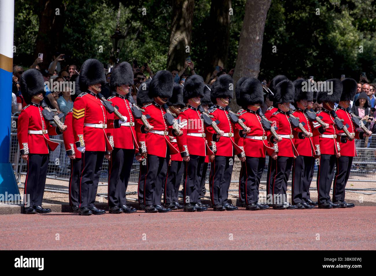 Coldstream Guardsmen Street Liner Trooping The Colour Color The Mall Westminster London 2025 Stockfoto