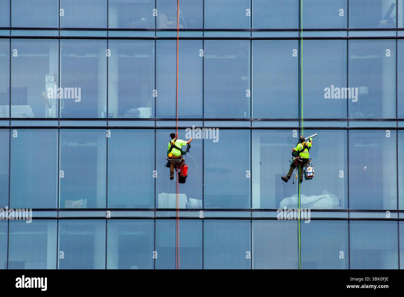 Detroit, Michigan: Fensterscheiben im 25-stöckigen luxuriösen Appartementgebäude Residences Water Square. Stockfoto