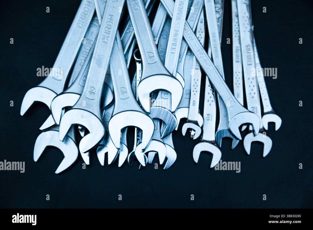 Stapel neuer Schraubenschlüssel auf schwarzem Hintergrund, Nahaufnahme. Stockfoto