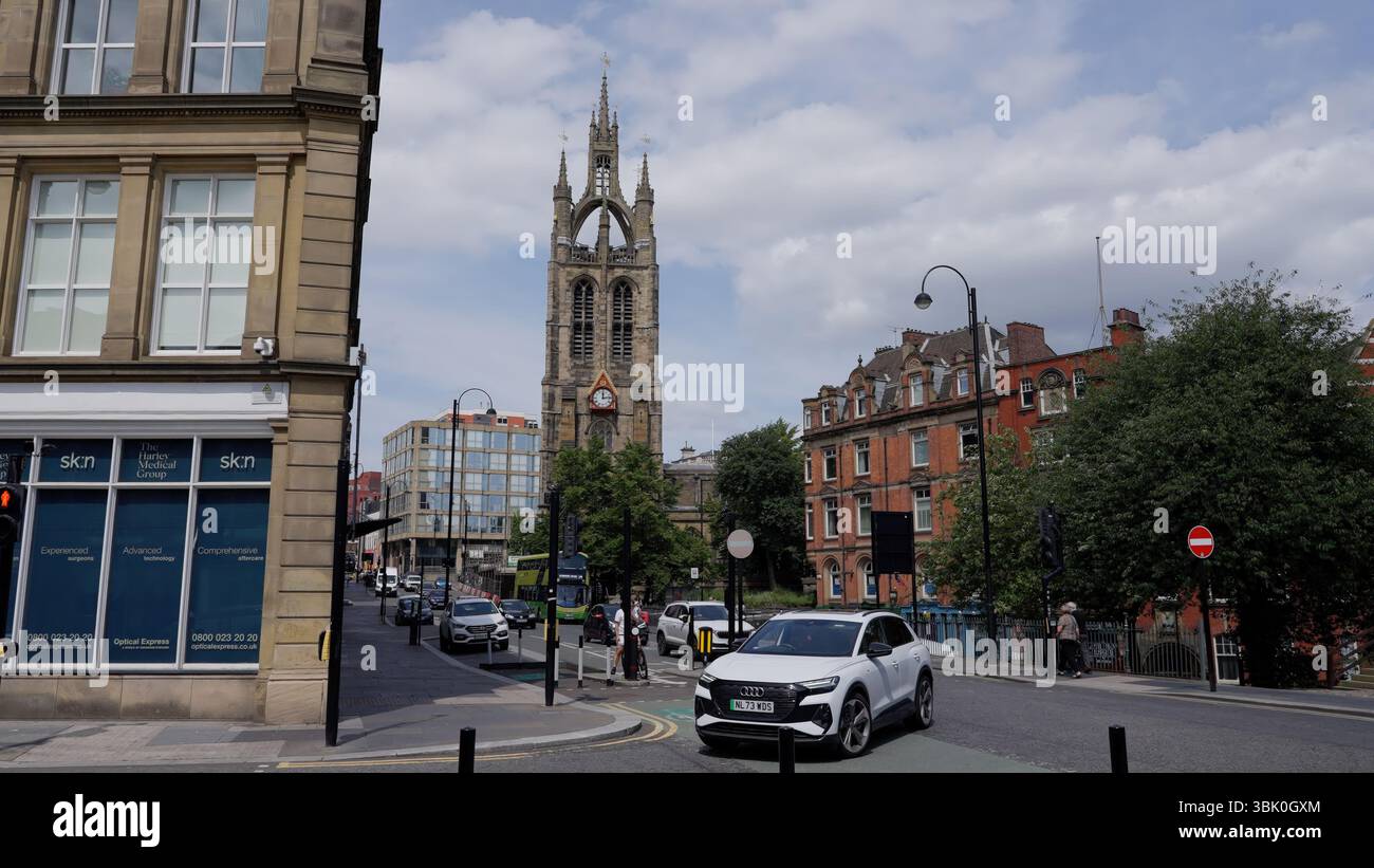 NEWCASTLE, Großbritannien - 13. JUNI 2025 - die Kathedrale von Newcastle Upon Tyne, Vereinigtes Königreich, mit ihrem historischen Bogen Stockfoto