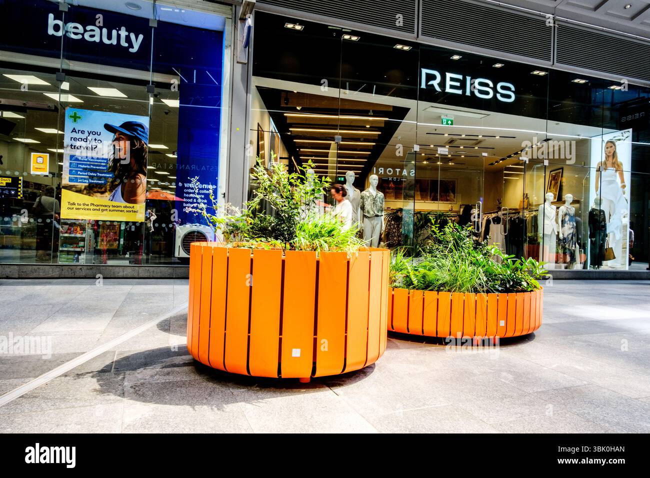 Victoria London UK, 17. Juni 2025, Reiss Retail Fashion Clothing Shop Window Display Stockfoto