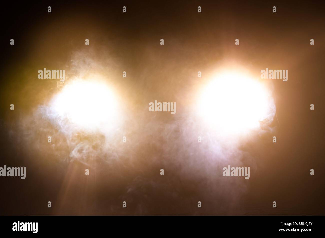 Auto Scheinwerfer eines Autos in der Nacht Stockfoto