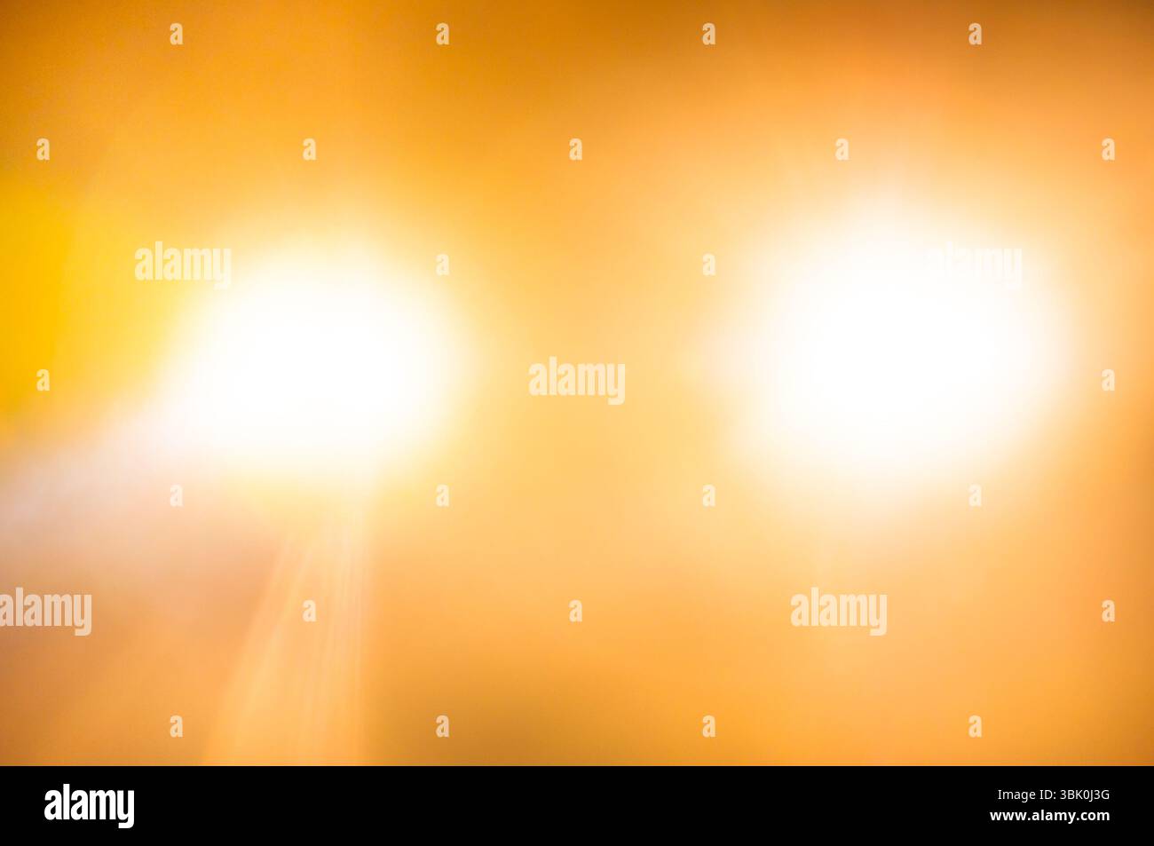 Auto Scheinwerfer eines Autos in der Nacht Stockfoto