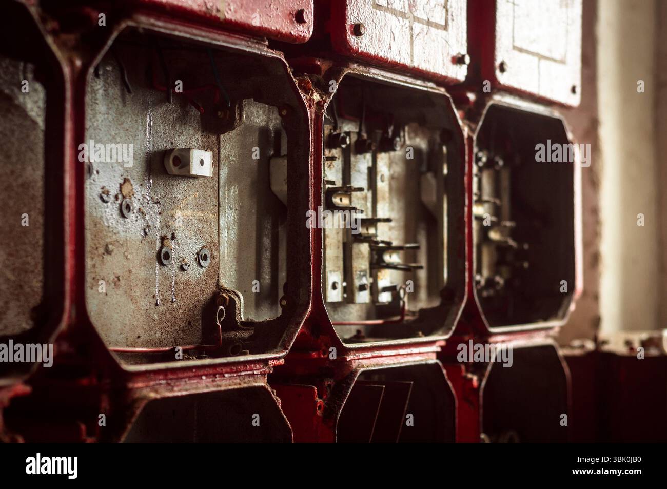 Viele Abzweigdosen an der Wand in dunklen Farben Stockfoto