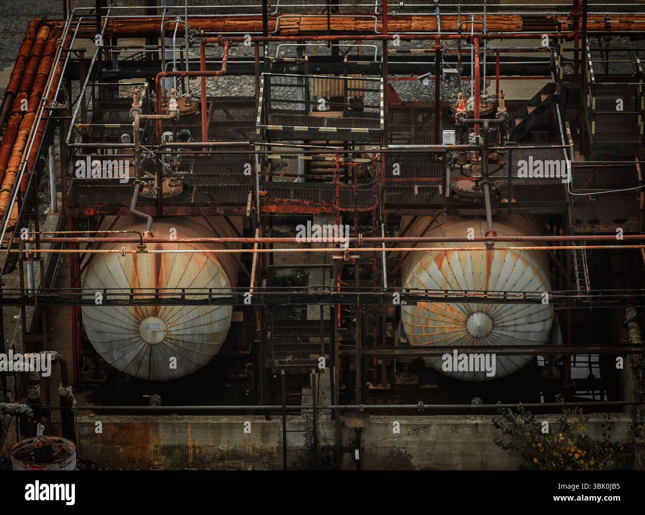 Silos voller giftiger Abfälle in rostigen Farben Stockfoto