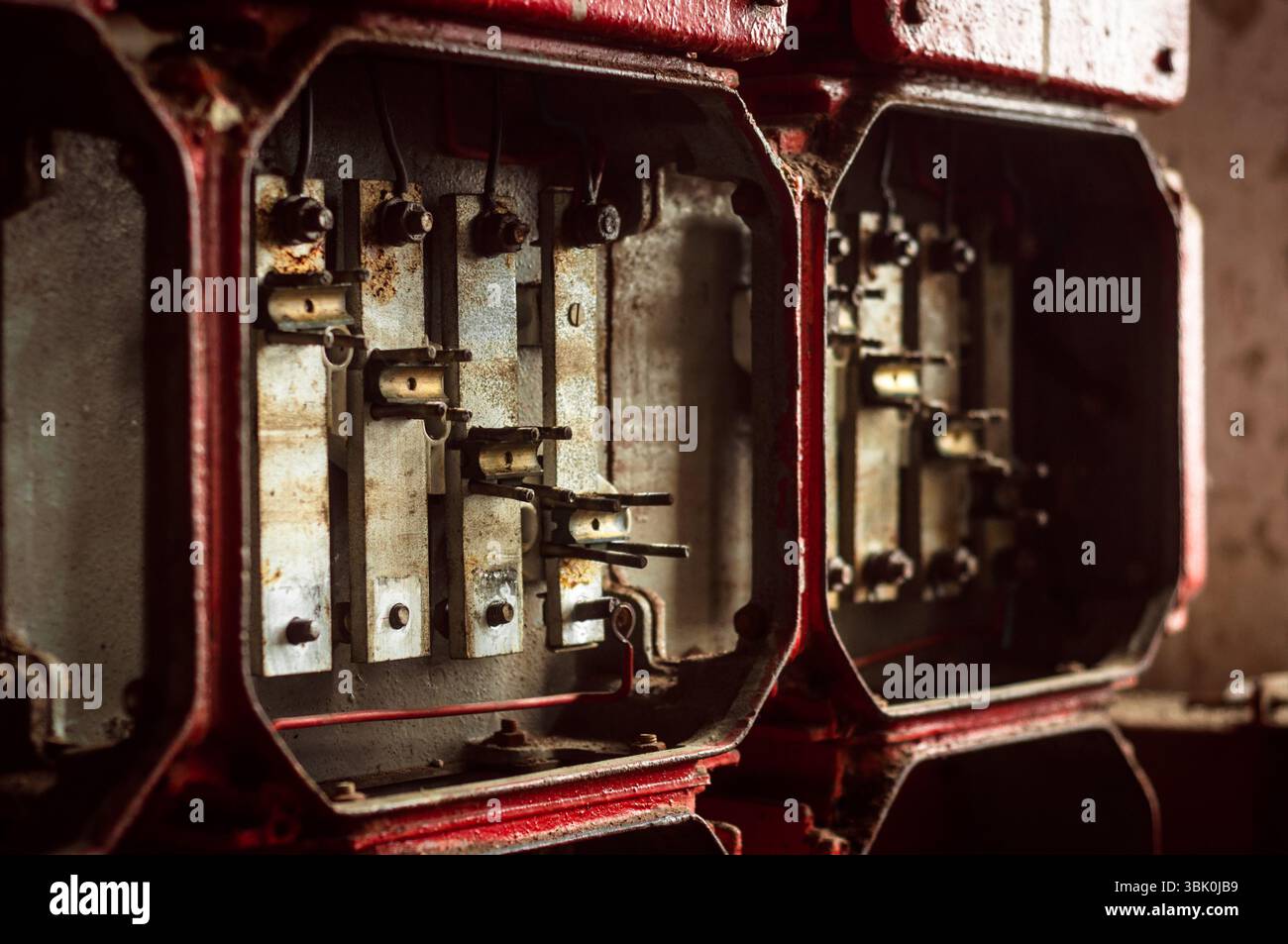 Viele Abzweigdosen an der Wand in dunklen Farben Stockfoto
