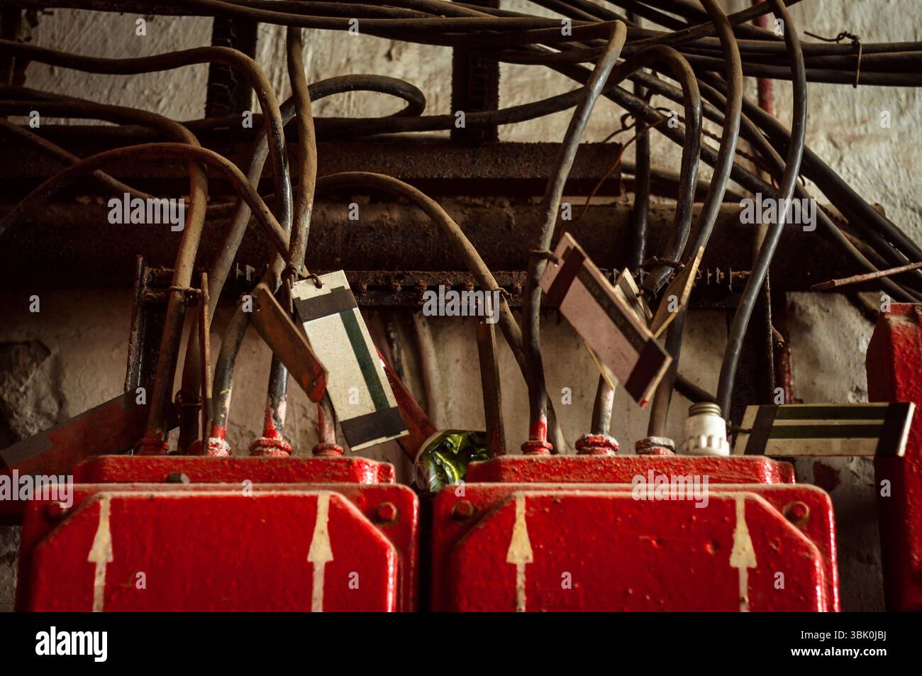 Viele Abzweigdosen an der Wand in dunklen Farben Stockfoto