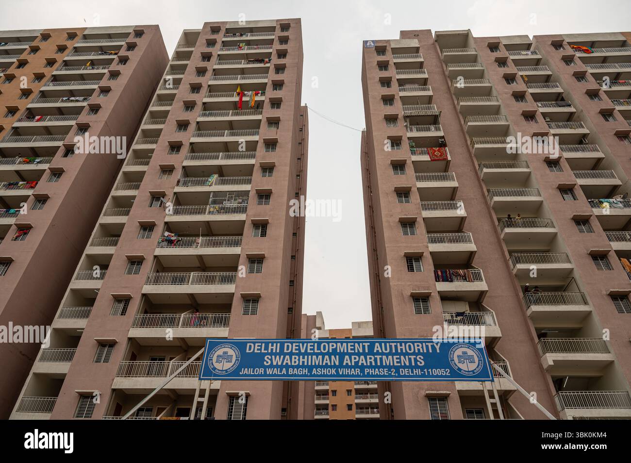 Die Bewohner von Slum in Delhi wurden in die neu errichteten mehrstöckigen Swabhiman Apartments in Jailer Wala Bagh, Ashok Vihar, umgesiedelt. Insgesamt 1.675 neu errichtete Wohnungen in Delhis Ashok Vihar wurden speziell für berechtigte Bewohner aus Slumgebieten im Rahmen einer erschwinglichen Wohninitiative entworfen. Für jede Einheit im Wert von rund 2,5 Millionen Rupien (ca. 30.000 USD) müssen die Begünstigten nur 142.000 Rupien (ca. 1.700 USD) als Nominalgebühr beisteuern, zusammen mit 30.000 Rupien (ca. 360 USD) für die Instandhaltung über fünf Jahre. Dieser Beitrag beträgt weniger t Stockfoto