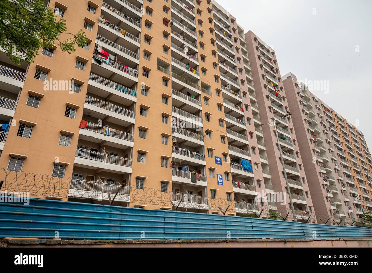 Die Bewohner von Slum in Delhi wurden in die neu errichteten mehrstöckigen Swabhiman Apartments in Jailer Wala Bagh, Ashok Vihar, umgesiedelt. Insgesamt 1.675 neu errichtete Wohnungen in Delhis Ashok Vihar wurden speziell für berechtigte Bewohner aus Slumgebieten im Rahmen einer erschwinglichen Wohninitiative entworfen. Für jede Einheit im Wert von rund 2,5 Millionen Rupien (ca. 30.000 USD) müssen die Begünstigten nur 142.000 Rupien (ca. 1.700 USD) als Nominalgebühr beisteuern, zusammen mit 30.000 Rupien (ca. 360 USD) für die Instandhaltung über fünf Jahre. Dieser Beitrag beträgt weniger t Stockfoto