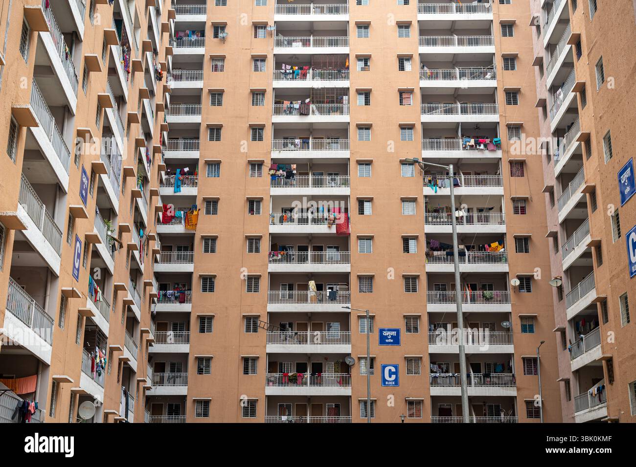 Die Bewohner von Slum in Delhi wurden in die neu errichteten mehrstöckigen Swabhiman Apartments in Jailer Wala Bagh, Ashok Vihar, umgesiedelt. Insgesamt 1.675 neu errichtete Wohnungen in Delhis Ashok Vihar wurden speziell für berechtigte Bewohner aus Slumgebieten im Rahmen einer erschwinglichen Wohninitiative entworfen. Für jede Einheit im Wert von rund 2,5 Millionen Rupien (ca. 30.000 USD) müssen die Begünstigten nur 142.000 Rupien (ca. 1.700 USD) als Nominalgebühr beisteuern, zusammen mit 30.000 Rupien (ca. 360 USD) für die Instandhaltung über fünf Jahre. Dieser Beitrag beträgt weniger t Stockfoto