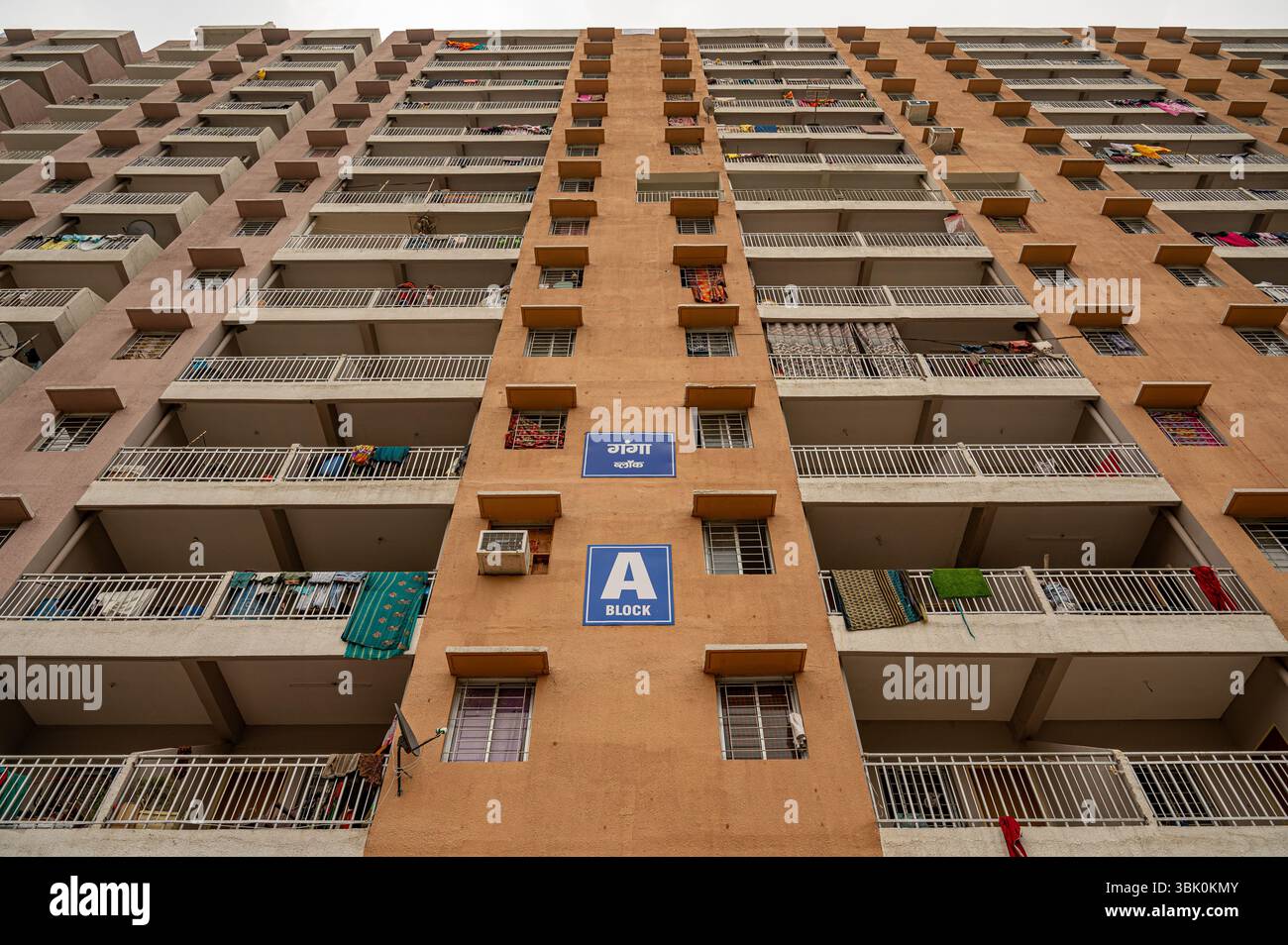 Die Bewohner von Slum in Delhi wurden in die neu errichteten mehrstöckigen Swabhiman Apartments in Jailer Wala Bagh, Ashok Vihar, umgesiedelt. Insgesamt 1.675 neu errichtete Wohnungen in Delhis Ashok Vihar wurden speziell für berechtigte Bewohner aus Slumgebieten im Rahmen einer erschwinglichen Wohninitiative entworfen. Für jede Einheit im Wert von rund 2,5 Millionen Rupien (ca. 30.000 USD) müssen die Begünstigten nur 142.000 Rupien (ca. 1.700 USD) als Nominalgebühr beisteuern, zusammen mit 30.000 Rupien (ca. 360 USD) für die Instandhaltung über fünf Jahre. Dieser Beitrag beträgt weniger t Stockfoto