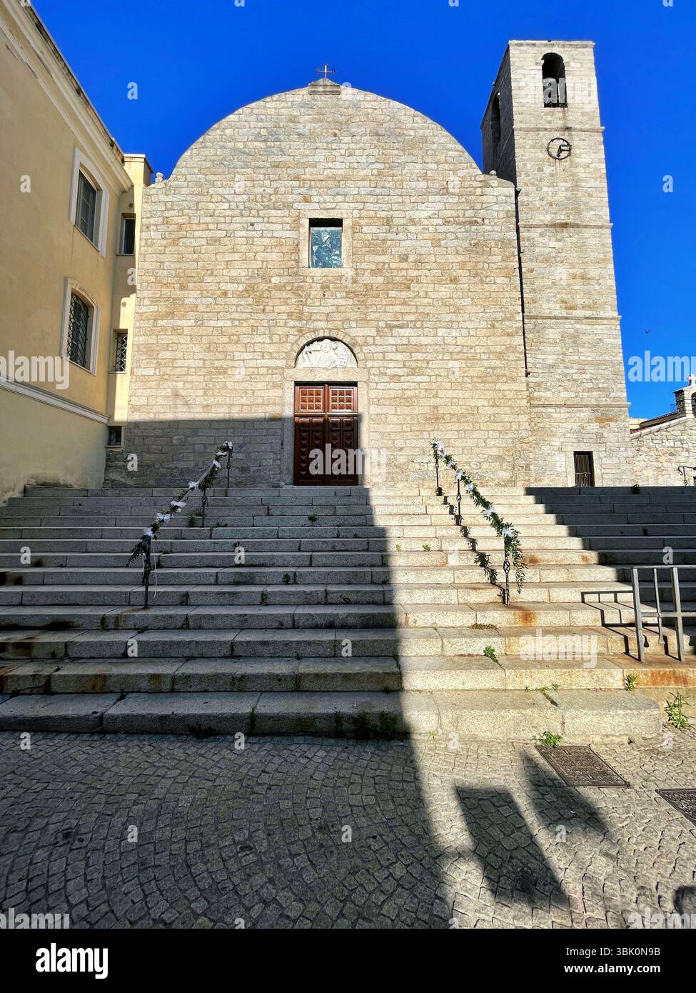 Olbia, Sardinien, Italien - 2. Juni 2025: Die Kirche des Apostels St. Paul mit ihrem Glockenturm im historischen Zentrum von Olbia. Stockfoto