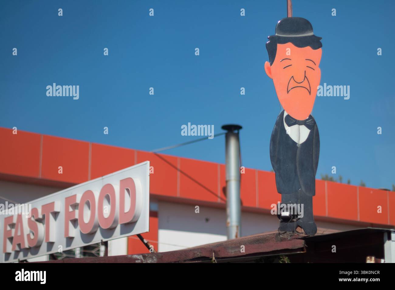 ALANYA, TÜRKEI, 10.08.2018: Zeigt das Schild eines Fast-Food-Establishments mit einer Zeichentrickfigur. Die helle, sonnige Umgebung und das einzigartige Design vermitteln Stockfoto