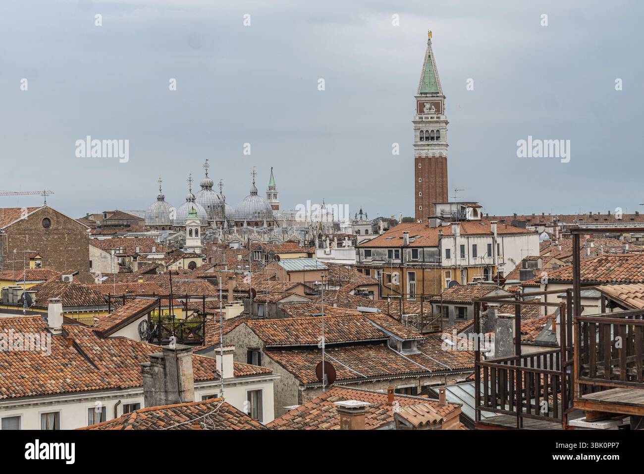 Rote Ziegeldächer, Schornsteine und Kirchtuppeln dominieren die venezianische Skyline mit saint Marks campanile, die sich über dem Stadtbild erhebt Stockfoto