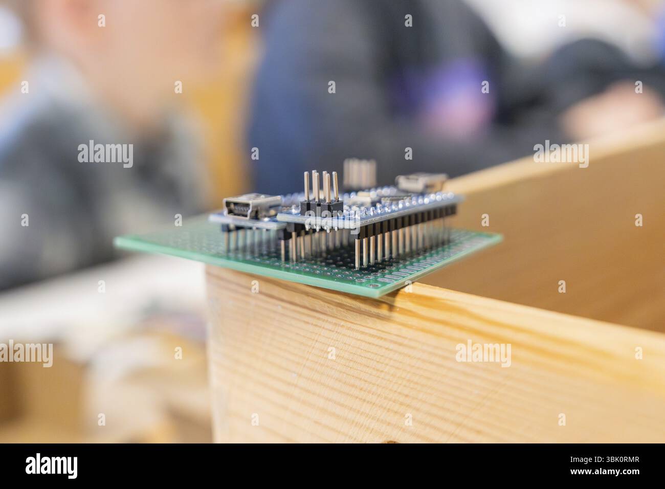 Mikrocontrollerplatine auf einer Holzoberfläche in einer Werkstattumgebung, Jugendforschungszentrum Nagold, Deutschland, Europa Stockfoto