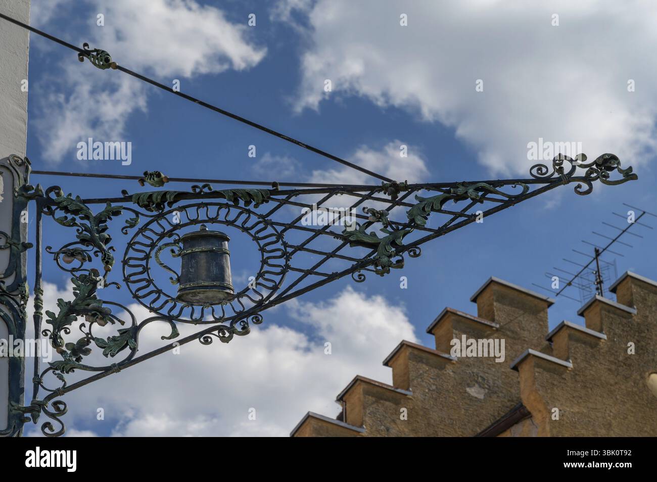 Nasenschild mit Bierkrug einer Kneipe, Burglengenfeld, Oberpfalz, Bayern, Deutschland, Europa Stockfoto