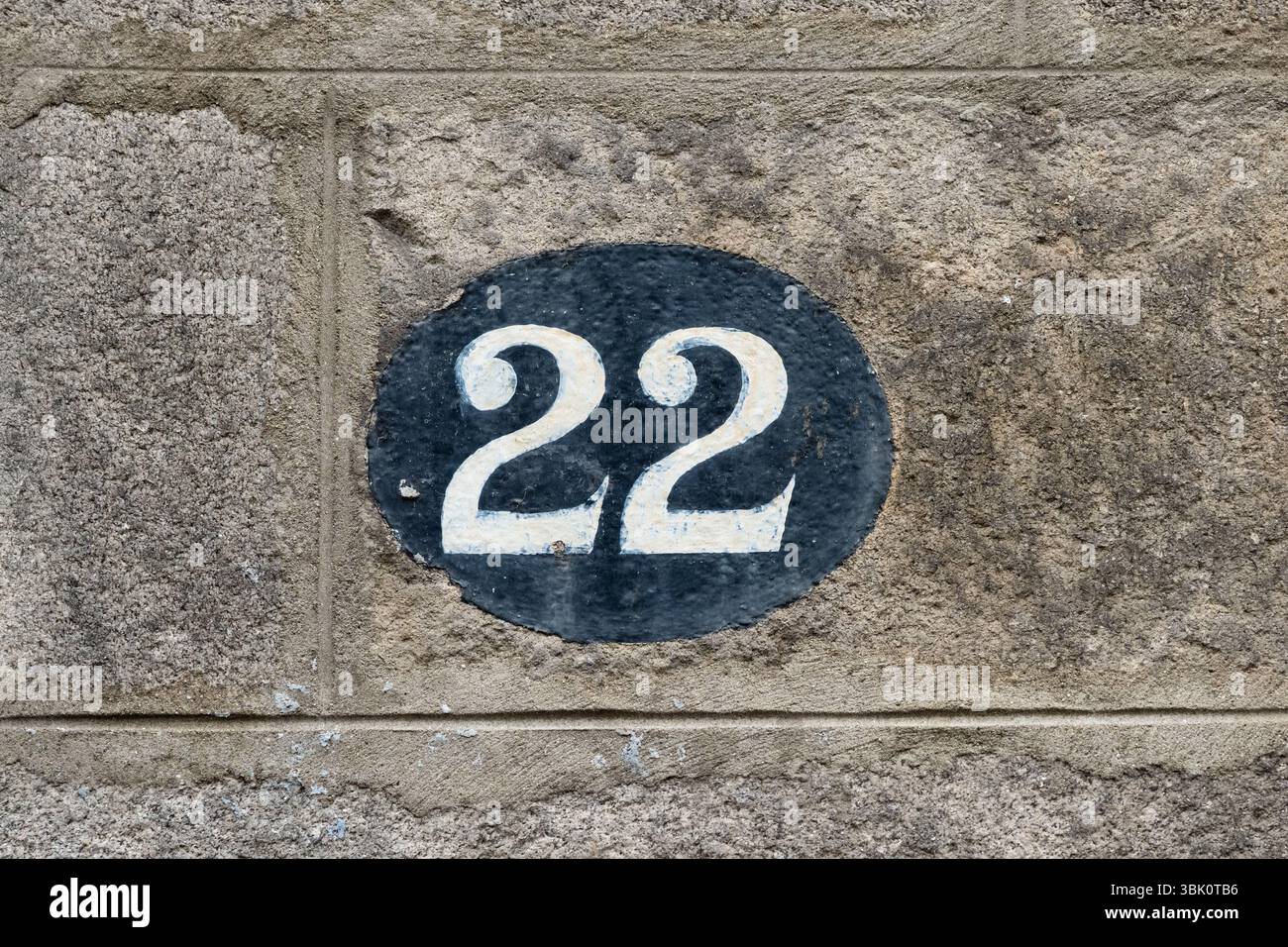 22 Hausnummer an der Wand gemalt - Aberdeen, Schottland, Großbritannien Stockfoto