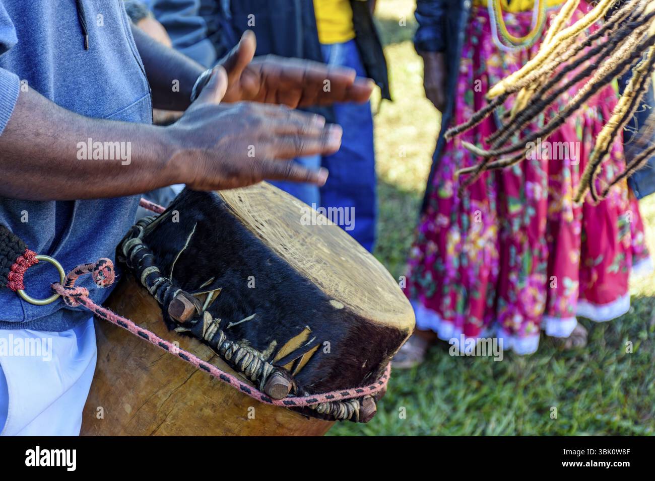Atabaque afrikanischer Herkunft spielte in einer Präsentation der brasilianischen Volkskultur, Minas Gerais, Brasilien, Südamerika Stockfoto
