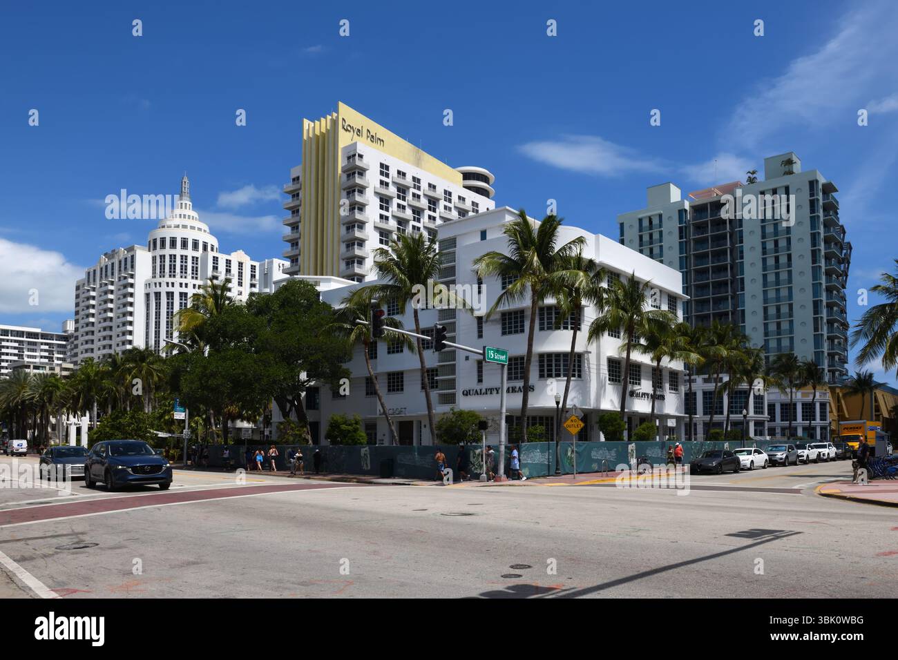 Blick auf das Art déco Royal Palm Hotel von der Collins Avenue in der 15th Street, Miami Beach, Florida, USA Stockfoto