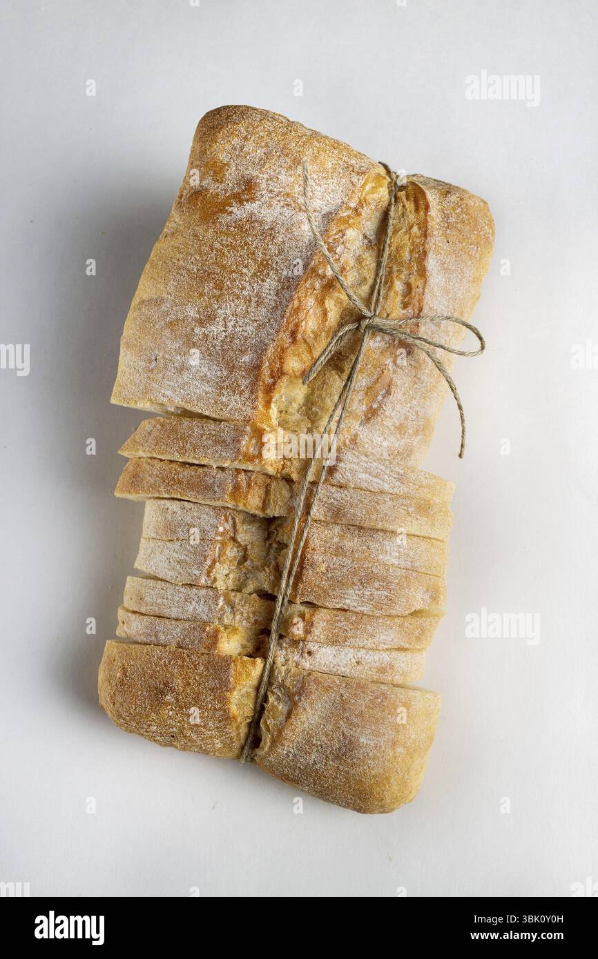 Ciabatta aus der Bäckerei, mit Schnur gebunden, auf weißem Hintergrund Stockfoto