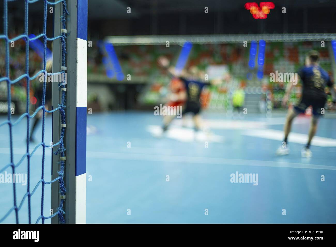 Detailansicht des Handball-Torpostens mit Netz- und Handballspiel im Hintergrund Stockfoto