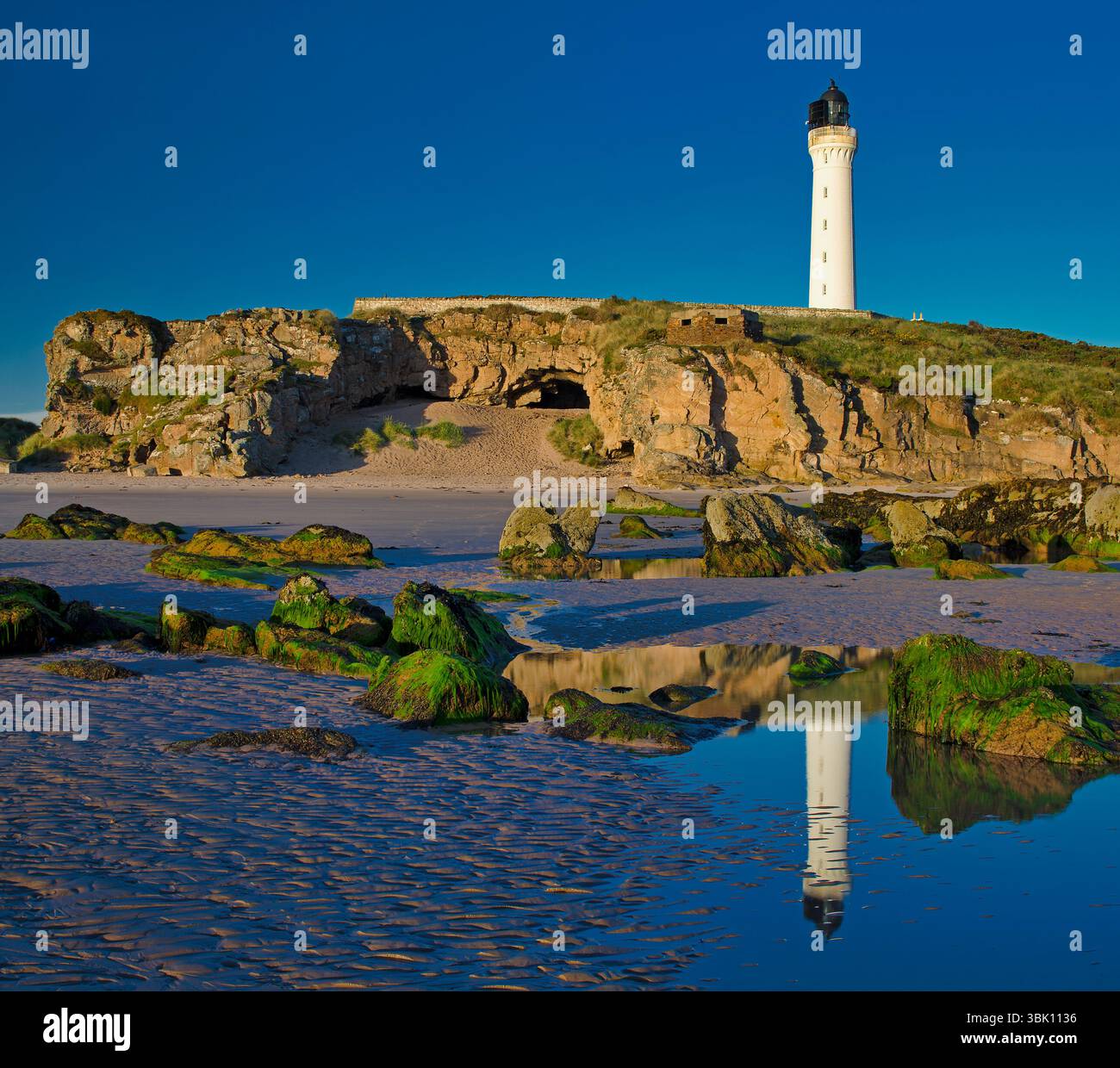 Blick vom Strand aus an einem sonnigen Sommertag auf den Leuchtturm Covesea Skerries in Covesea nahe Lossiemouth in Moray, Nordosten Schottlands Stockfoto
