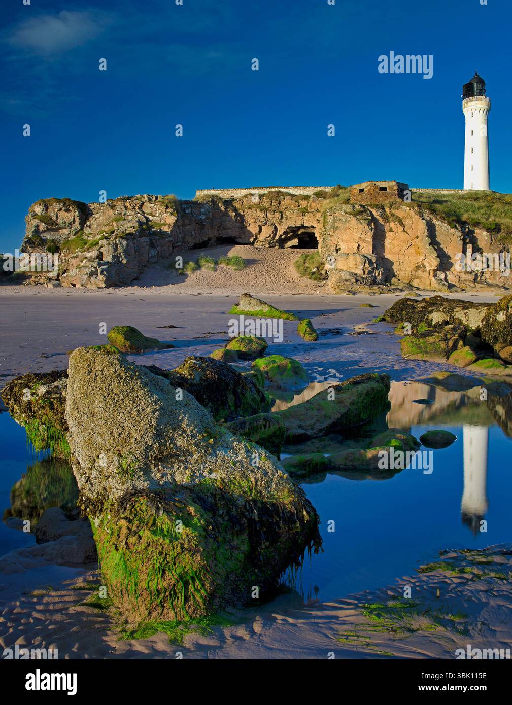 Blick vom Strand aus an einem sonnigen Sommertag auf den Leuchtturm Covesea Skerries in Covesea nahe Lossiemouth in Moray, Nordosten Schottlands Stockfoto