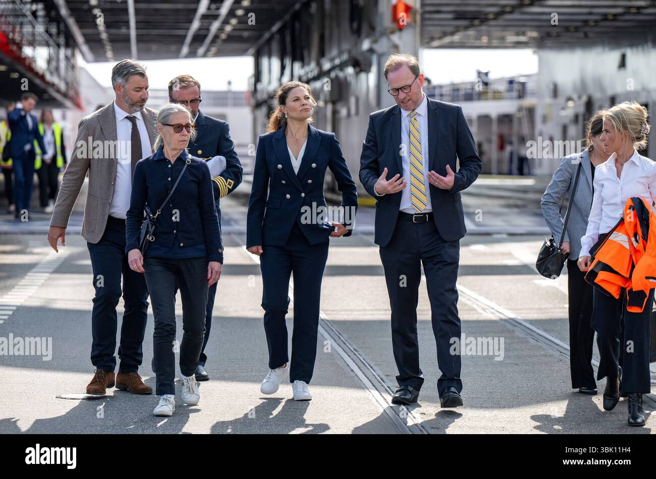 HELSINGBORG, Schweden. , . KSO Helsingborg Christian Orsing, Gouverneur des Komitats Skåne Anneli Hulthén, Kapitän Håkan Andersson, Kronprinzessin Victoria, Kristian Durhuus, CEO von Öresundslinjen, und Maria Hägg, Vorsitzende des Hafens Helsingborg, machen am Dienstag eine Fahrt mit der Öresundslinjen-Fähre M/S Aurora af Helsingborg zwischen Helsingborg und Helsingör. Eine Reise bedeutet, die Fähre nach Dänemark zu nehmen, ohne auf der dänischen Seite auszusteigen. Foto: Johan Nilsson/TT/Code 50090 Credit: TT News Agency/Alamy Live News Stockfoto