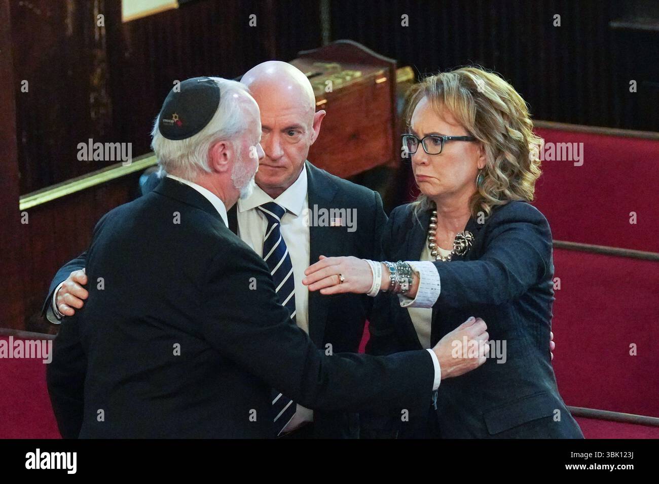 Charleston, Usa. Juni 2025. Der ehemalige Rep Gabby Giffords, rechts, umarmt Rabbiner Jeff Myers von der Synagoge Tree of Life, links, während Senator Mark Kelly während der Gedenkfeier zum 10. Jahrestag der Emmanuel Nine in der Mutter Emanuel African Methodist Episcopal Church, 17. Juni 2025 in Charleston, South Carolina, zusieht. Neun Mitglieder der historisch schwarzen Gemeinde wurden am 17. Juni 2015 während des Bibelstudiums von einem weißen Vorherrscher erschossen. Quelle: Richard Ellis/Richard Ellis/Alamy Live News Stockfoto