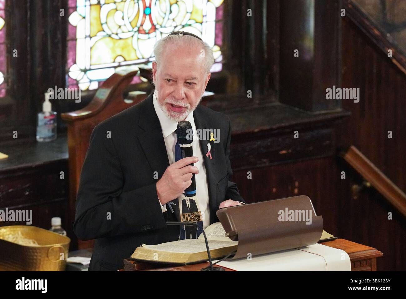Charleston, Usa. Juni 2025. Rabbiner Jeff Myers von der Synagoge Tree of Life hält während der Gedenkfeier für die Emmanuel Nine am 10. Jahrestag der Massenschießerei in der Mutter Emanuel African Methodist Episcopal Church, 17. Juni 2025 in Charleston, South Carolina. Neun Mitglieder der historisch schwarzen Gemeinde wurden am 17. Juni 2015 während des Bibelstudiums von einem weißen Vorherrscher erschossen. Quelle: Richard Ellis/Richard Ellis/Alamy Live News Stockfoto