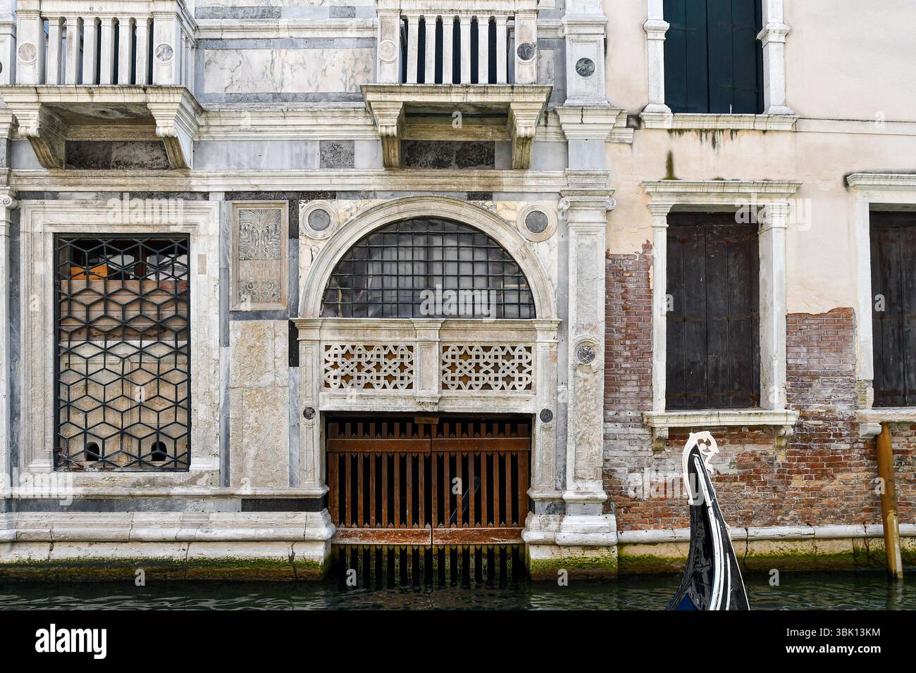 Eine der drei Wassertüren des Palazzo Trevisan Cappello (16. Jh.) mit Blick auf Rio di Palazzo, mit eleganter Marmordekoration, Venedig, Venetien, Italien Stockfoto