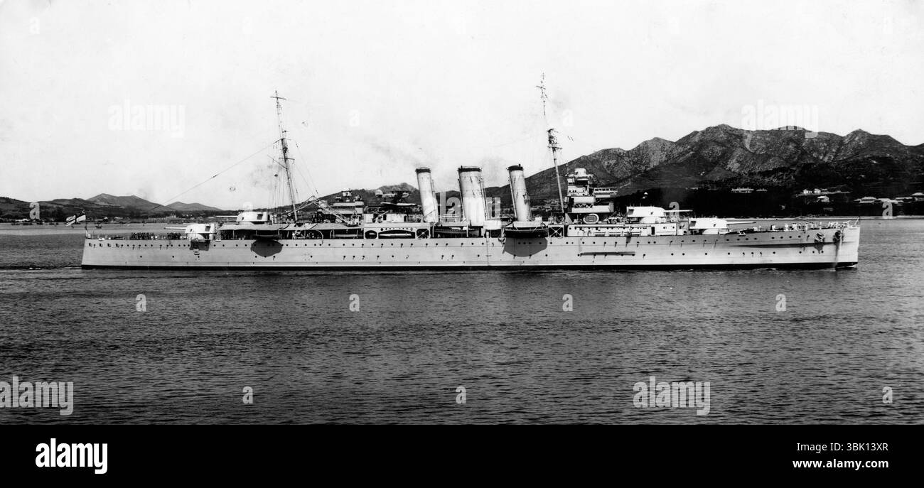 Vorkriegsansicht des Kreuzers der Kent-Klasse HMS Berwick, der nach dem Wiegen des Ankers unterwegs ist Stockfoto