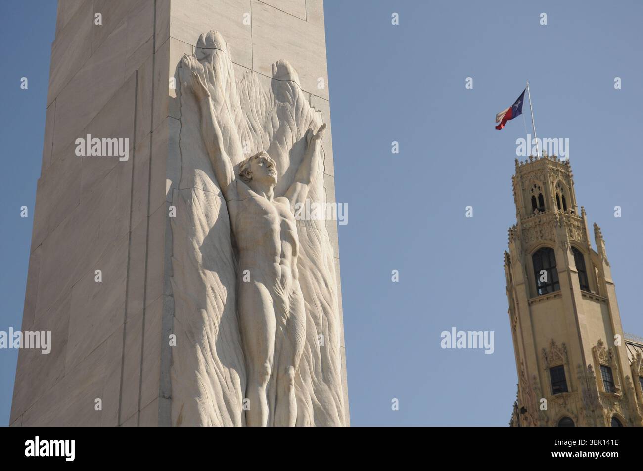 San Antonio, Texas, USA. 16. März 2013: Denkmal Skulptur und historisches Gebäude in San Antonio, Texas. Stockfoto
