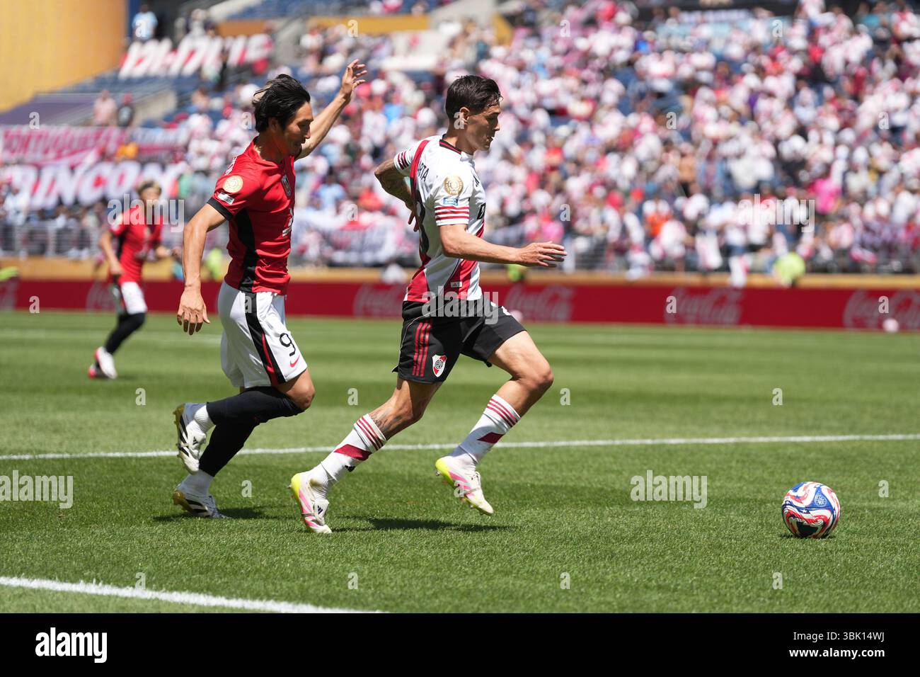 Seattle, Usa. Juni 2025. Urawa Red Diamonds Mittelfeldspieler Genki Haraguchi (9) und River Plate Verteidiger Lucas Martínez Quarta (28) jagen den Ball in der zweiten Hälfte eines Spiels der FIFA Club-Weltmeisterschaft am 17. Juni 2025 im Lumen Field in Seattle, Washington. (Foto Nate Koppelman/SIPA USA) Credit: SIPA USA/Alamy Live News Stockfoto