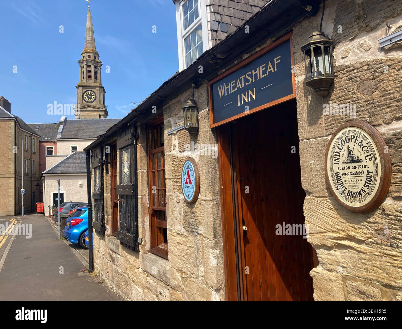 Das Wheatsheaf Inn, ein historischer alter Pub aus dem Jahr 1797, mit Blick auf den Turm, Falkirk Scotland Stockfoto