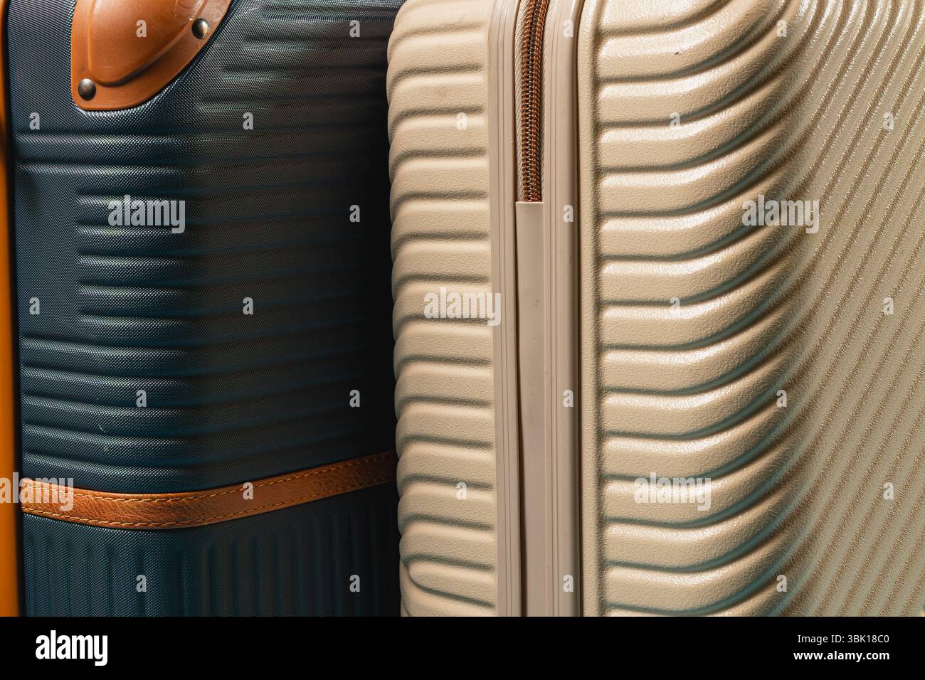 Zwei Koffer in kontrastierenden Farben zeichnen sich durch moderne Designs und Texturen aus. Perfekt für Reisende, die auf der Suche nach stilvollen und langlebigen Optionen für ihre Reise sind. Stockfoto